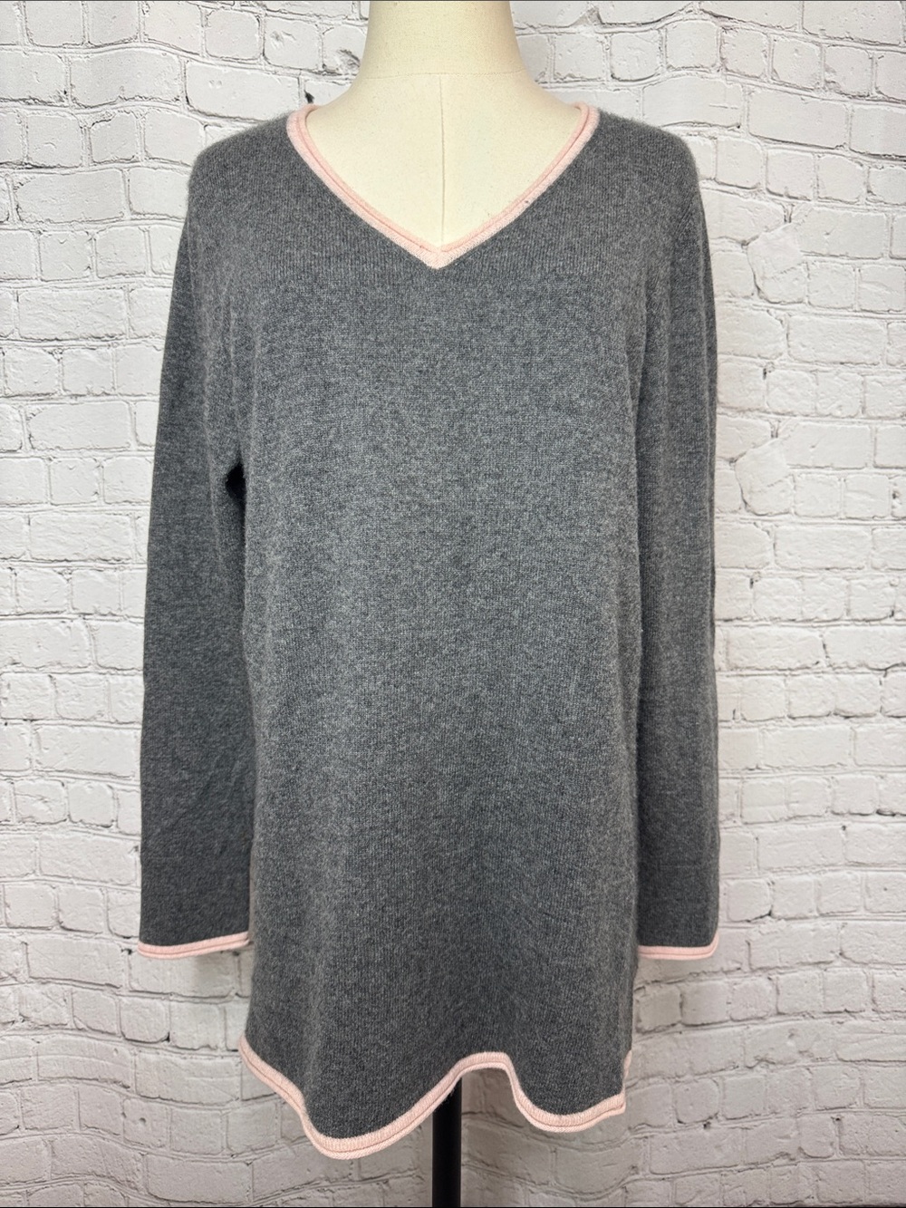 Precious Fibers 100% Cashmere V-Neck Sweater Gray Pink Trim Button Cuffs M